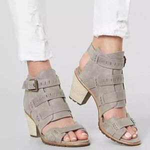 Sorel Nadia Women's Buckle Sandals in Light Gray